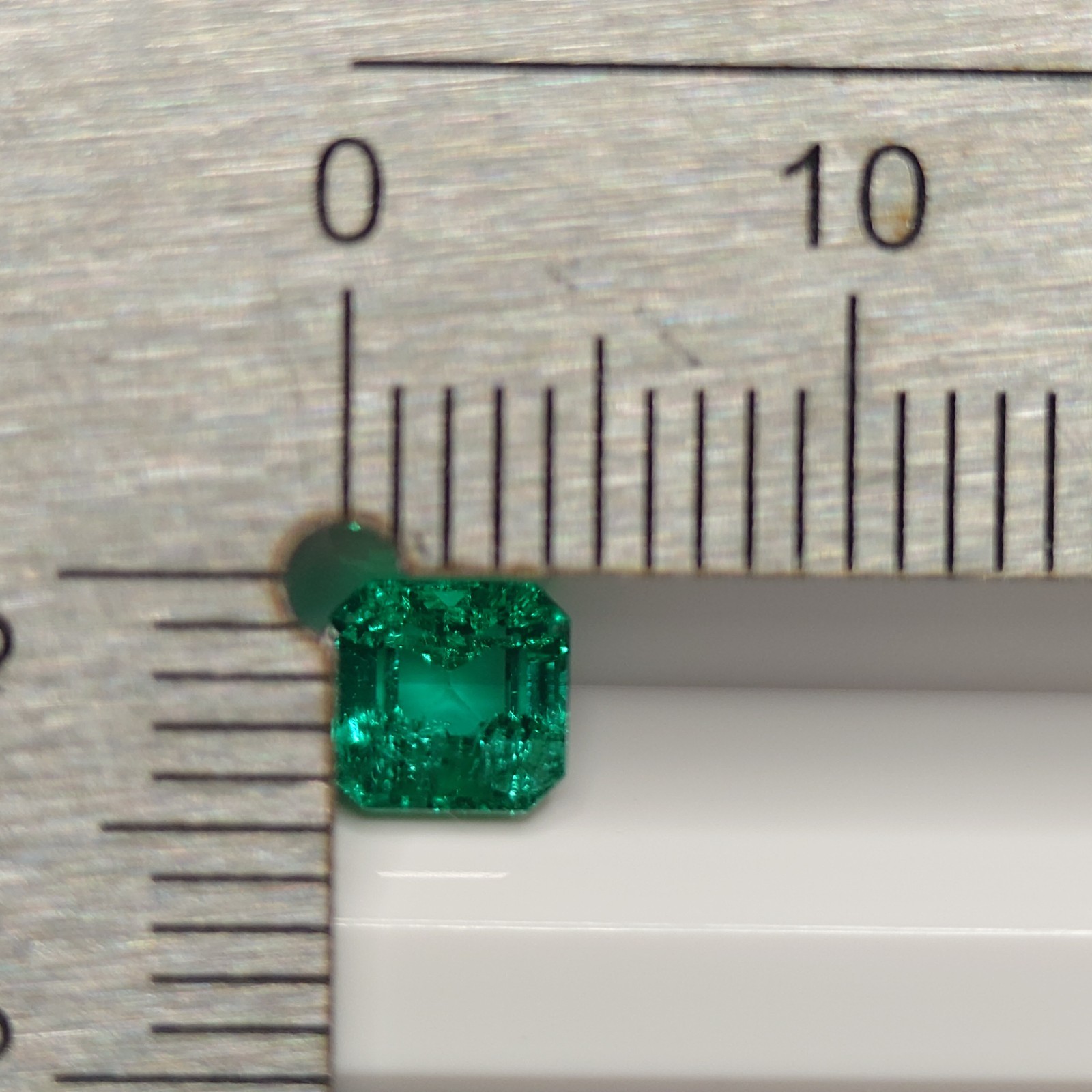 Natural Emerald 0.59 ct, approx. 4.8mm x 4.7mm x 3.4mm, Jewelry Removal e0012
