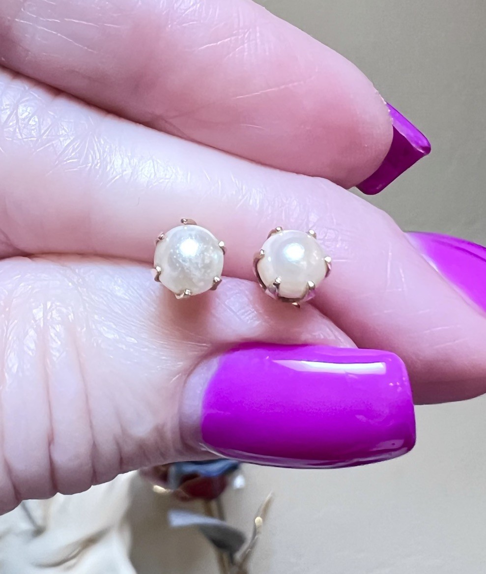 LOVELY Vintage 14 Kt. Yellow Gold Lustrous White Round Pearl Stud Earrings