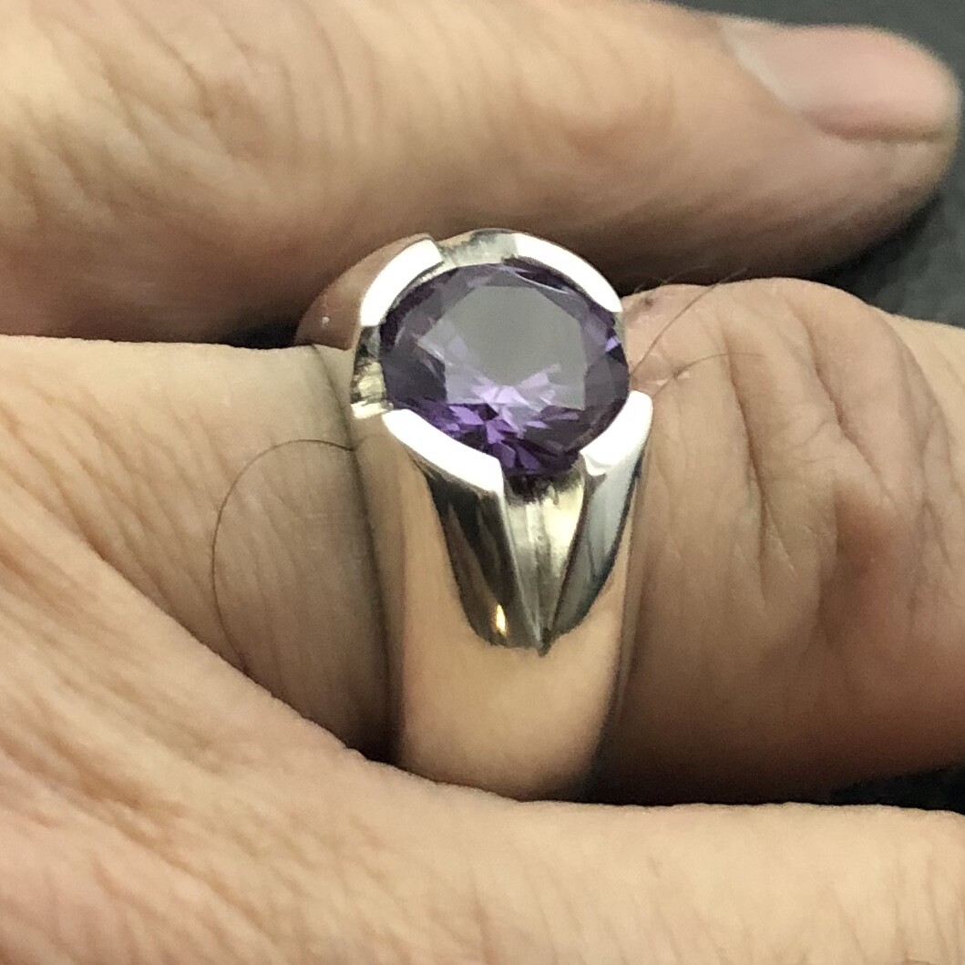 MJG STERLING SILVER MEN’S RING. V GROOVE. 10MM LAB ALEXANDRITE. SIZE 10
