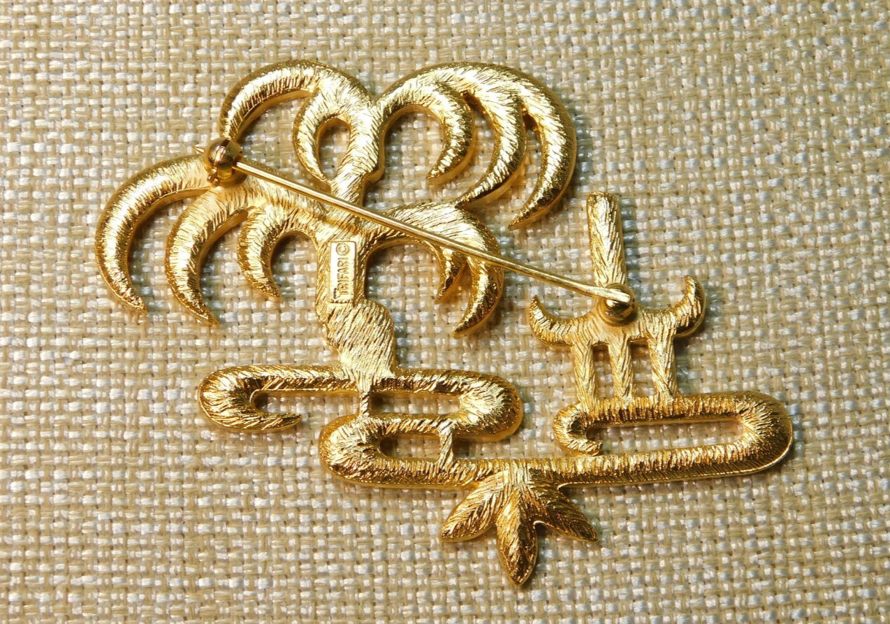 VINTAGE CROWN TRIFARI ” L’ORIENT ” ASIAN THEME WHITE ENAMEL GOLD TONE BROOCH