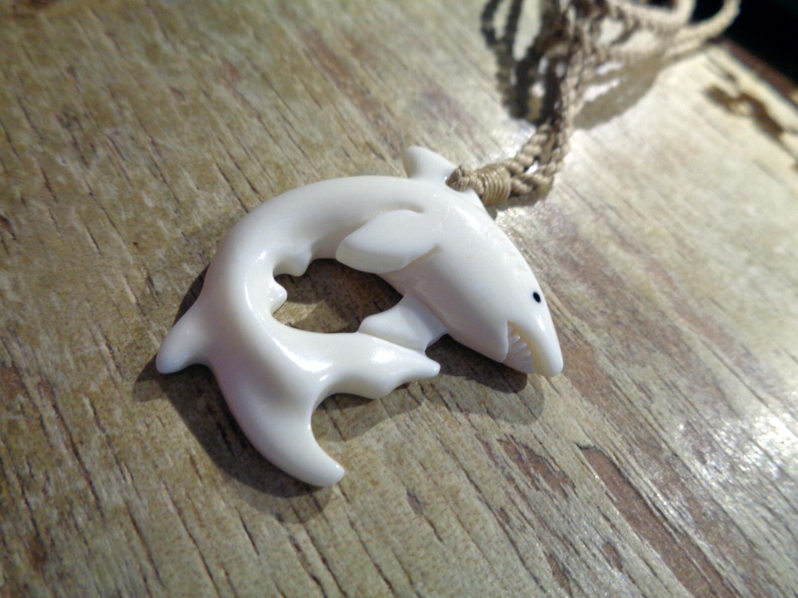 31MM CARVED WATER BUFFALO BONE HAWAIIAN MANO NIUHI SHARK PENDANT NECKLACE 28″
