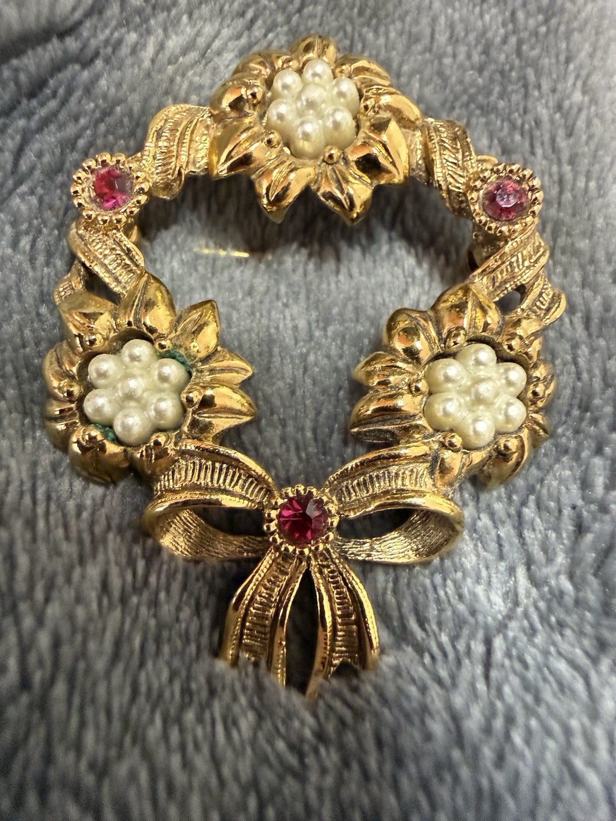Avon 1994 Wreath Brooch Pin