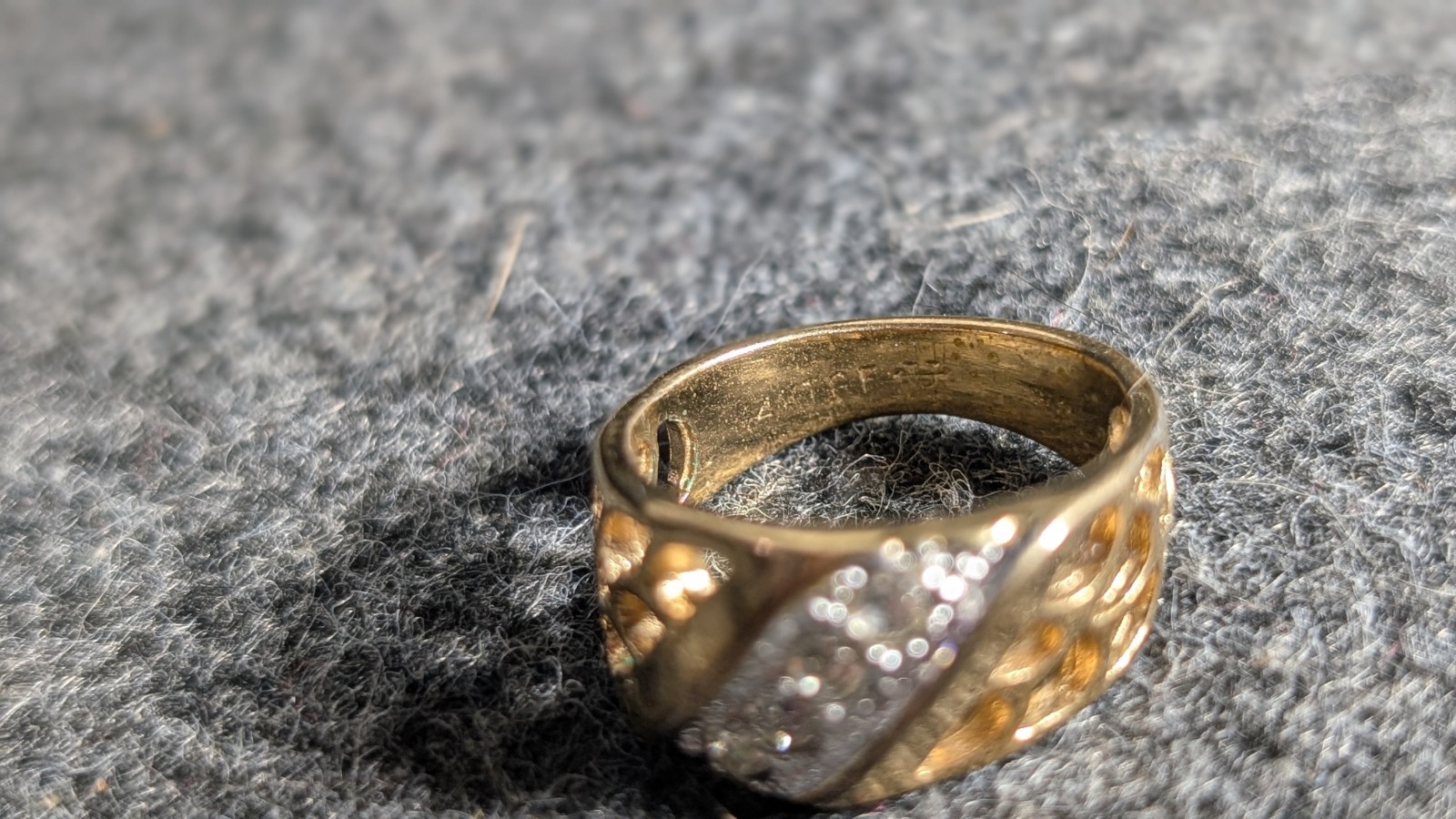 14K Yellow Gold Band Ring Size 8 White Round Crystal Inlay Diamond Accents