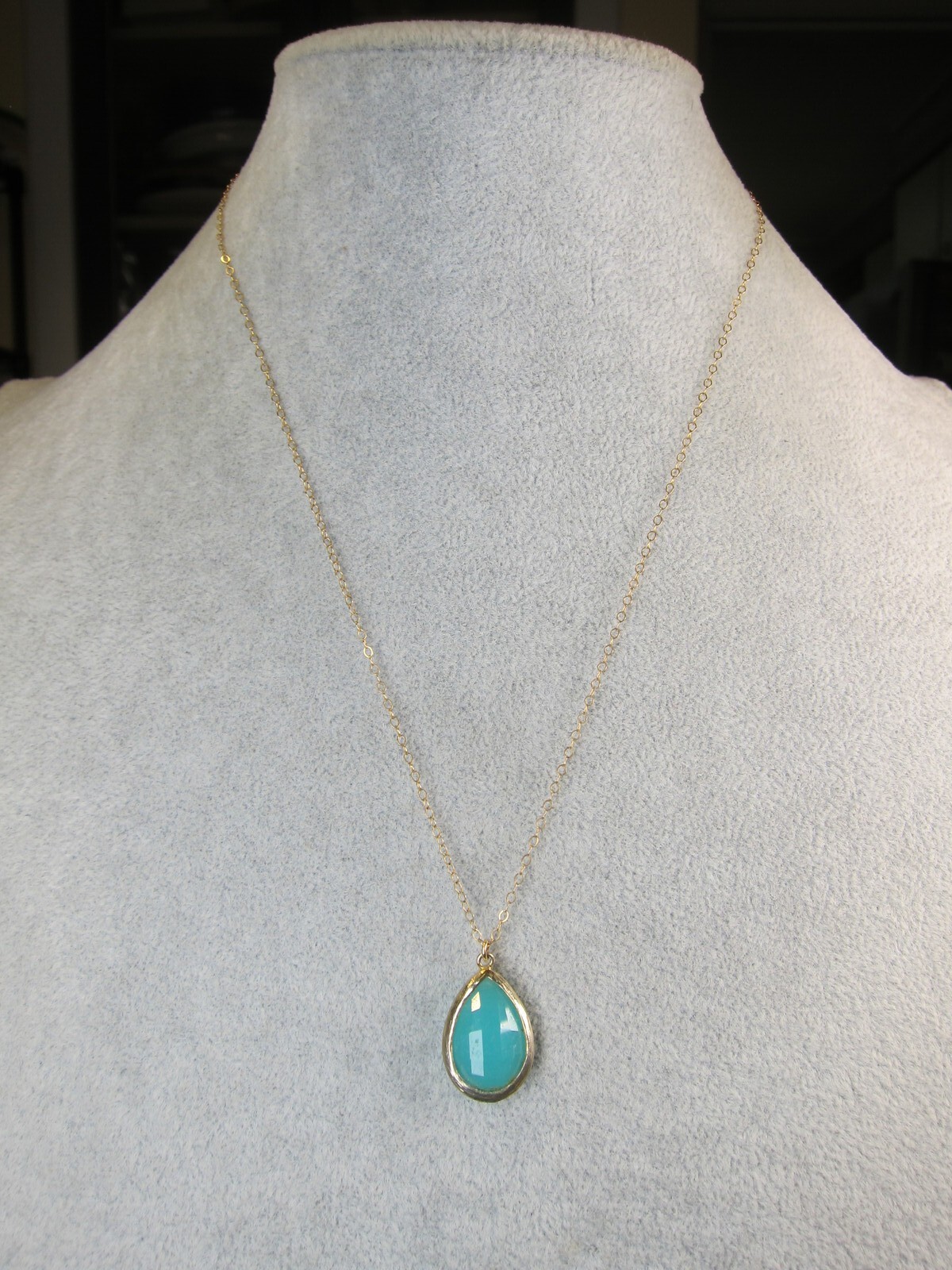 Beautiful 18″ 1/20 14K gold filled chain and aqua blue faceted glass necklace