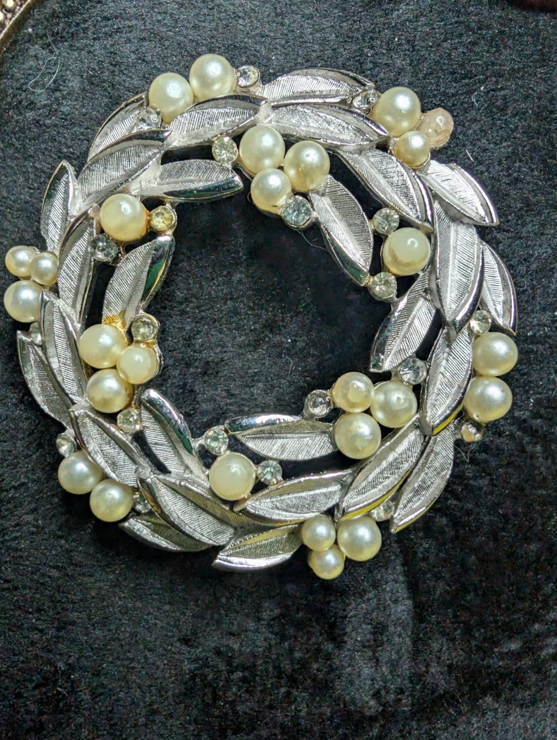 Vintage Trifari Pearl Rhinestone Leaf Wreath Brooch Signed © Mid Century Bling T