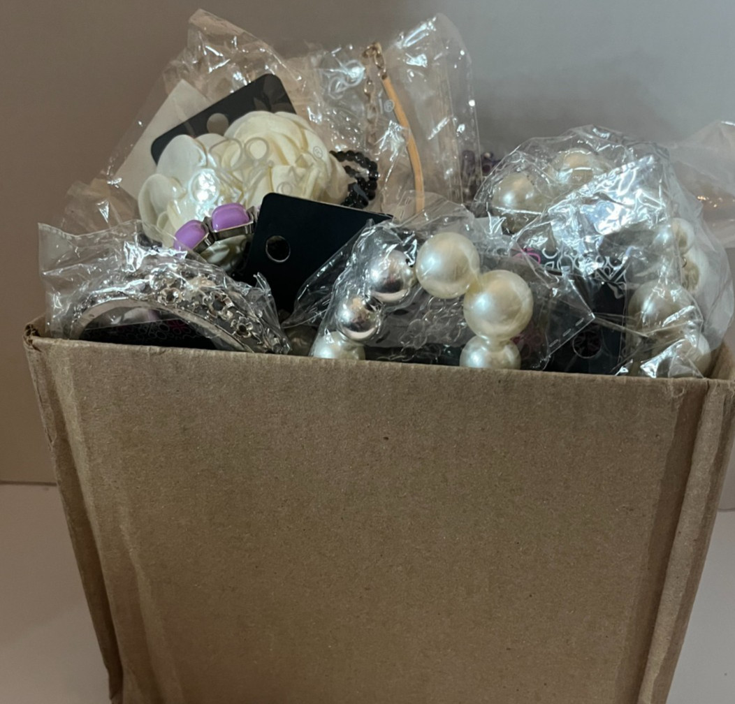 Mystery Jewelry-Box More Than 120+ Pieces New. Paparazzi-Accessories.