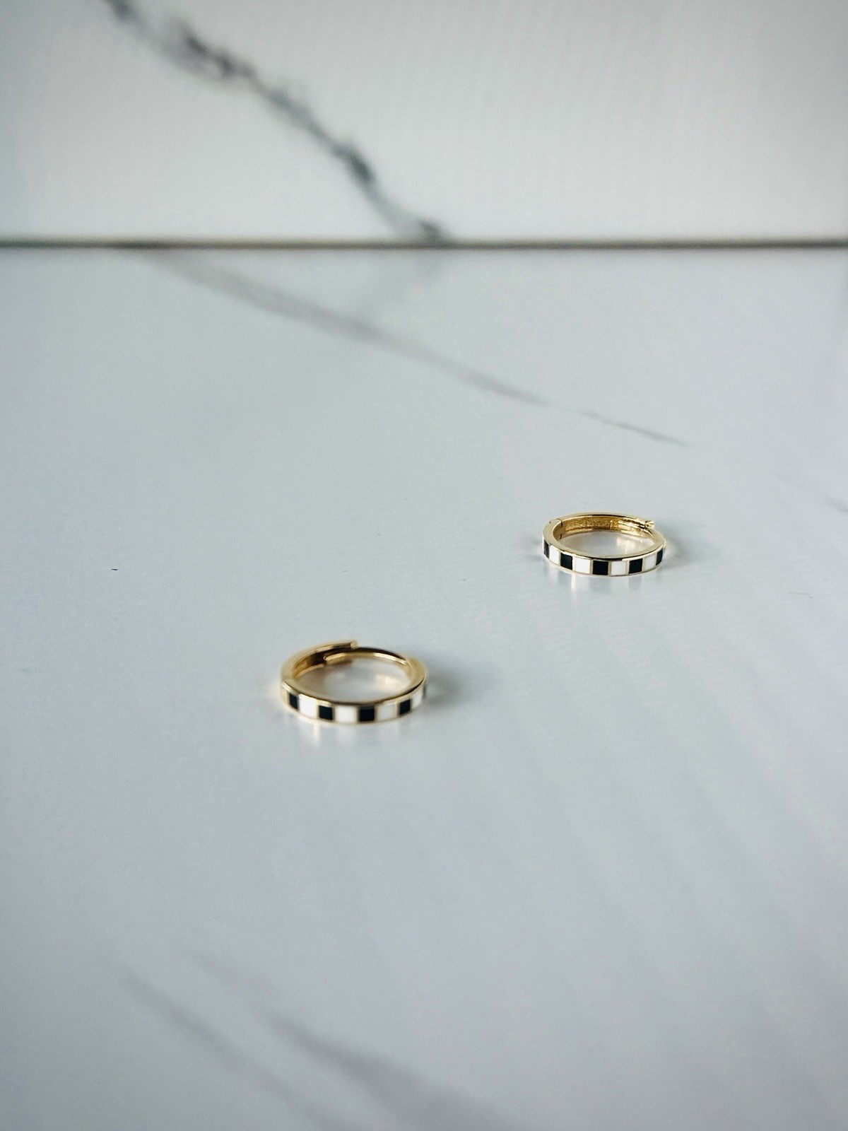 14K Yellow Gold Black & White Checkers Enamel Huggie Hoop Earrings Real Jewelry