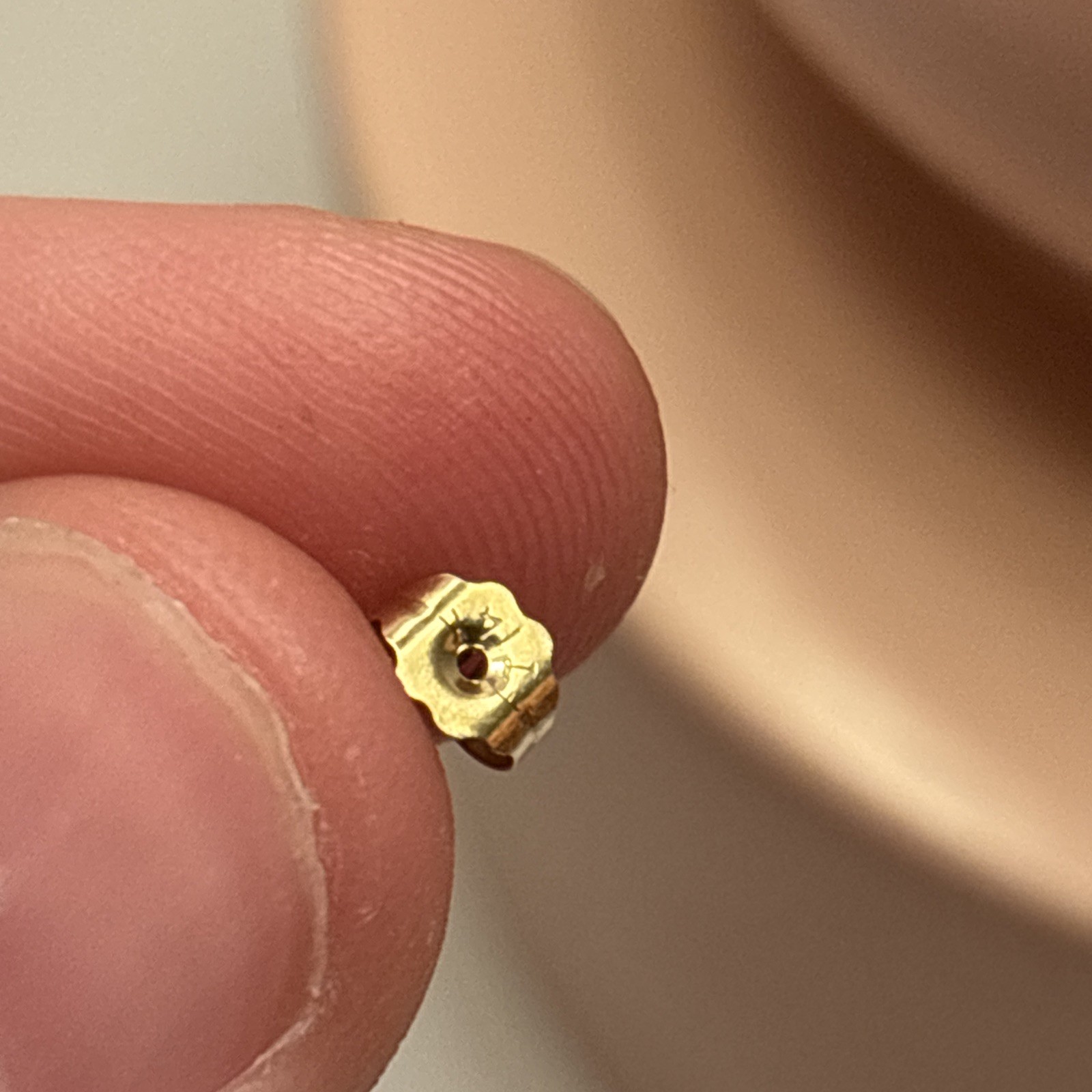 ~0.5g 14 k gold earring, unknown gem, only 1 earring