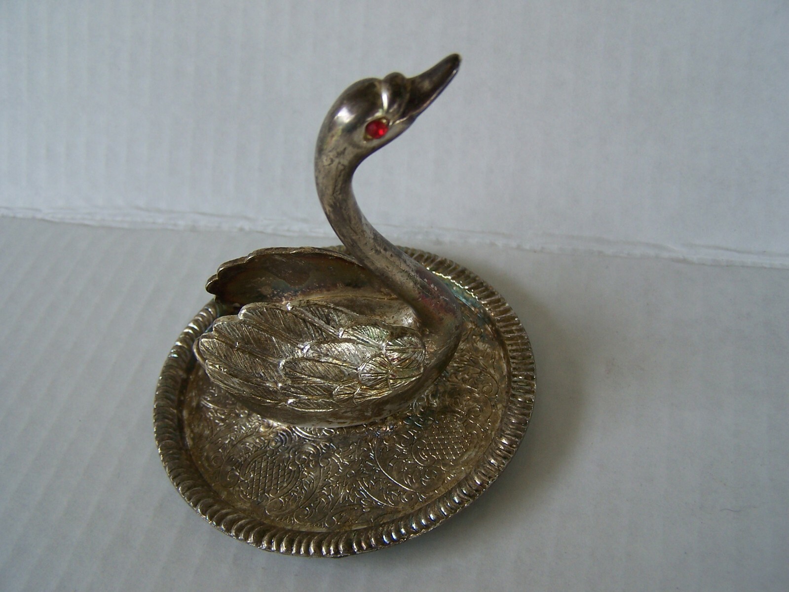 Vintage Swan EP Zinc Alloy Silver Ring Jewelry Holder With Red Rhinestone Eyes