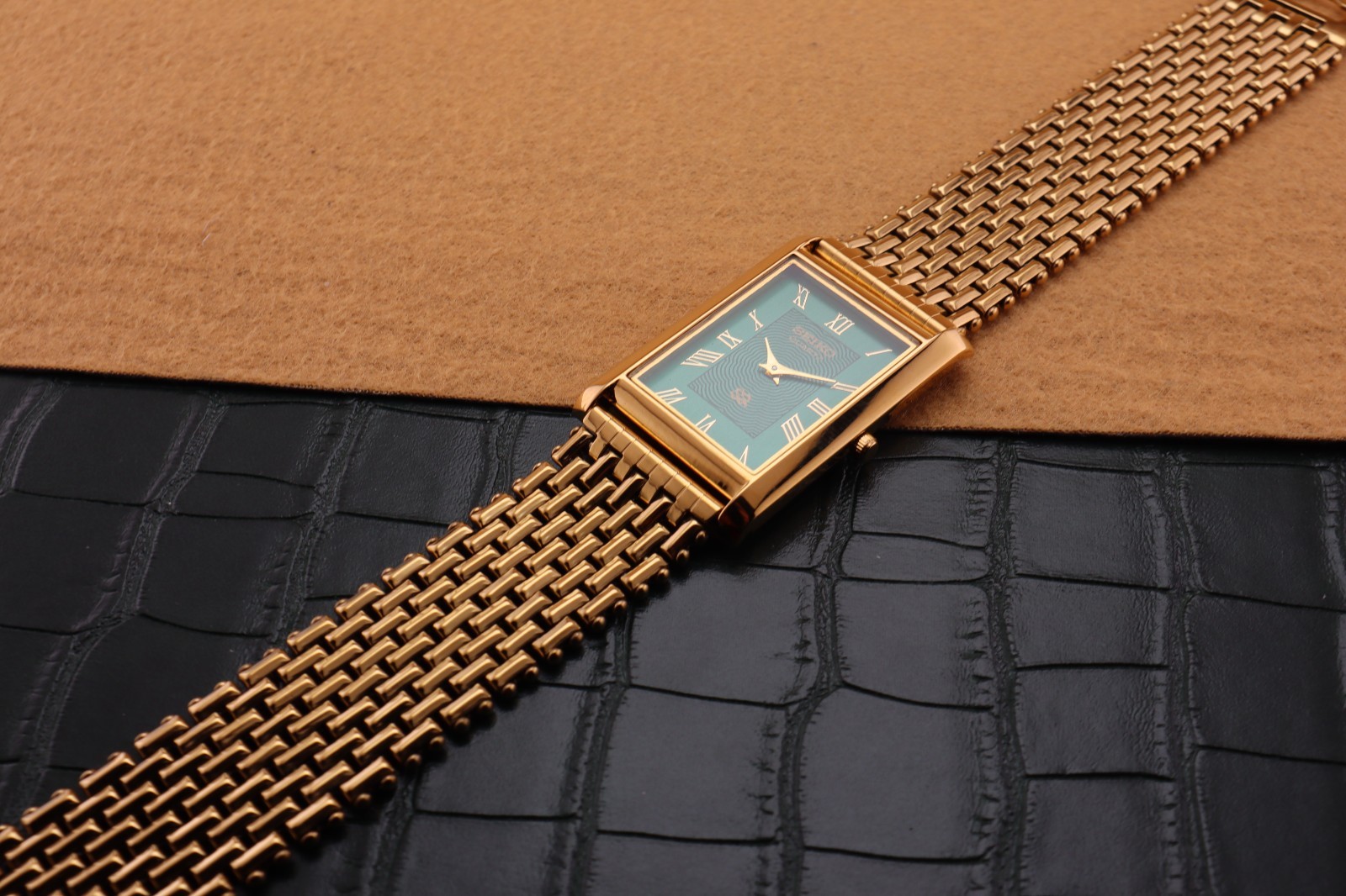 Vintage Seiko Slim Quartz Men’s Wrist Watch Green Dial with Gold Bracelet.