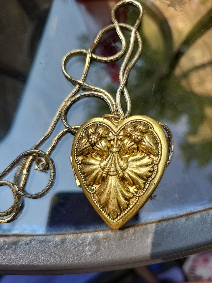 necklace24″vintageGold gild repoose lg Heart Locket Pendant box chain