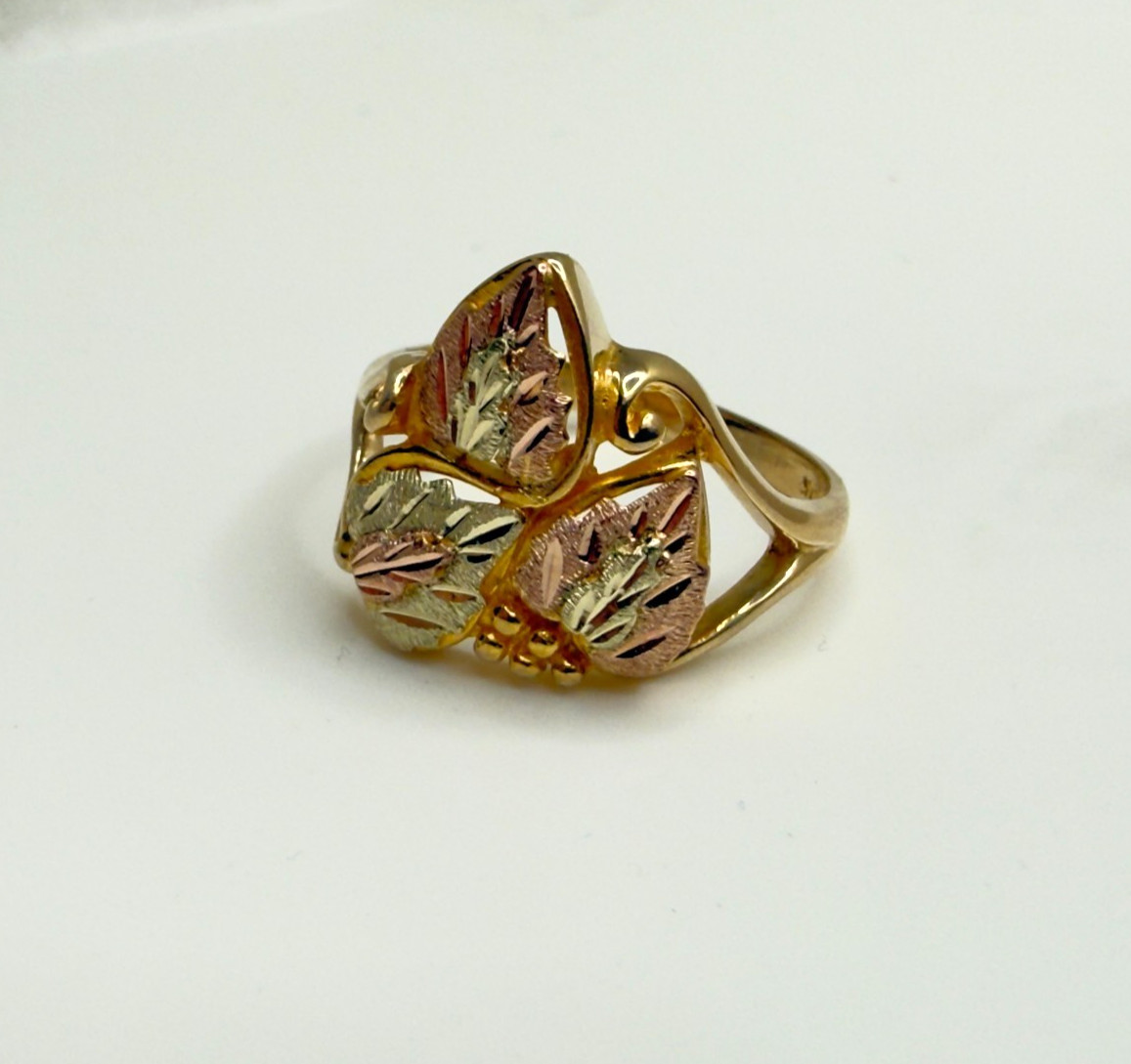 Landstrom’s 10K 12K Black Hills Gold Tri-Color Grape Leaf Cocktail Ring Size 8