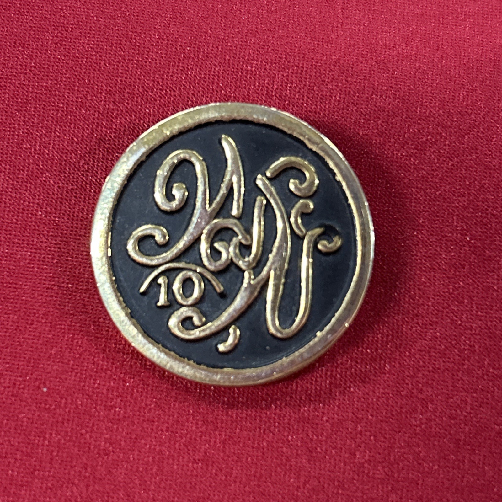 Weight Watcher 10 LB Black And Gold Toned Lapel Pin