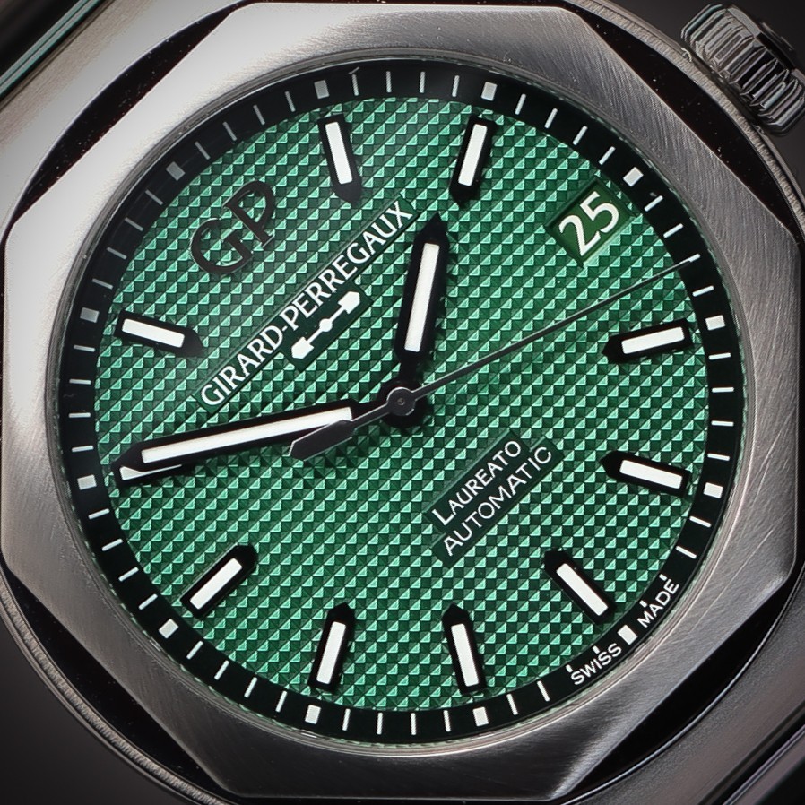 GIRARD-PERREGAUX Laureato 42 “Sunray Green” | Ref. 81010-11-3153-1CM | Full Set