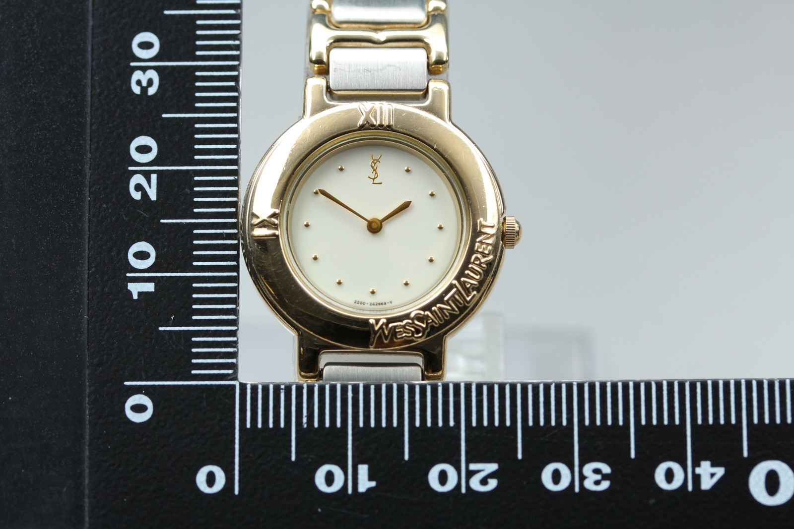 Vintage [N MINT] Yves Saint Laurent 2200-229789Y White 24mm Quartz Ladies Watch