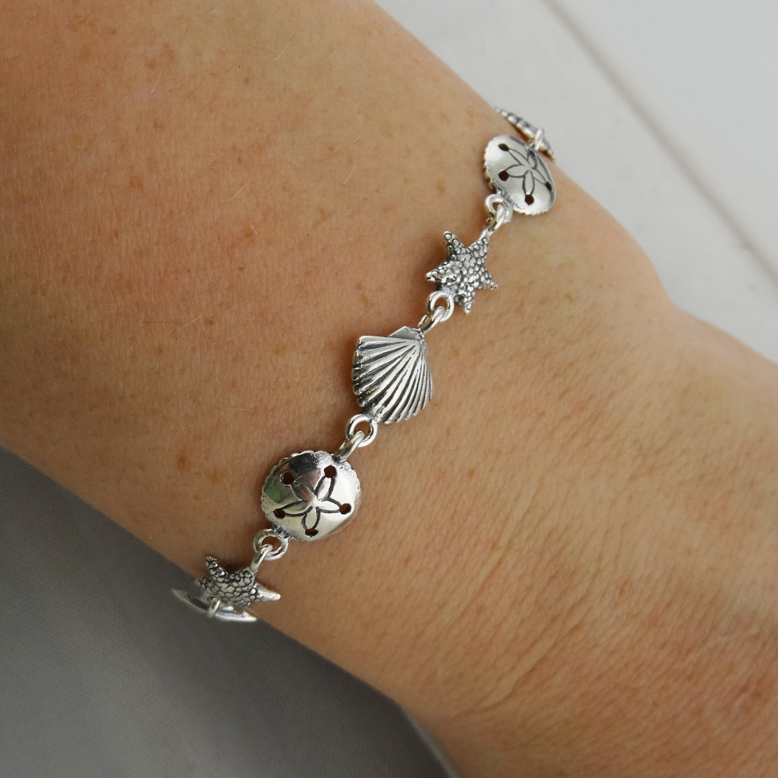 FashionJunkie4Life Sterling Silver Beach Bracelet, 7.5″ Length, Sand Dollar S…