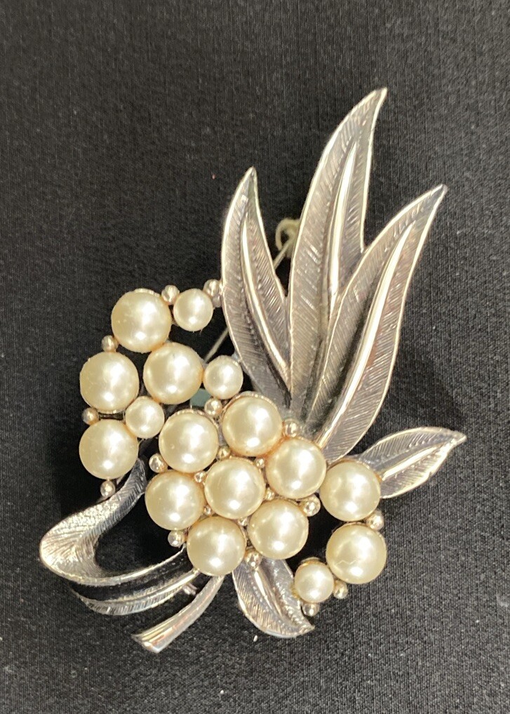 Tortolani Vintage Brooch Faux Pearl Pin Designer Signed Leaf Silvertone I5