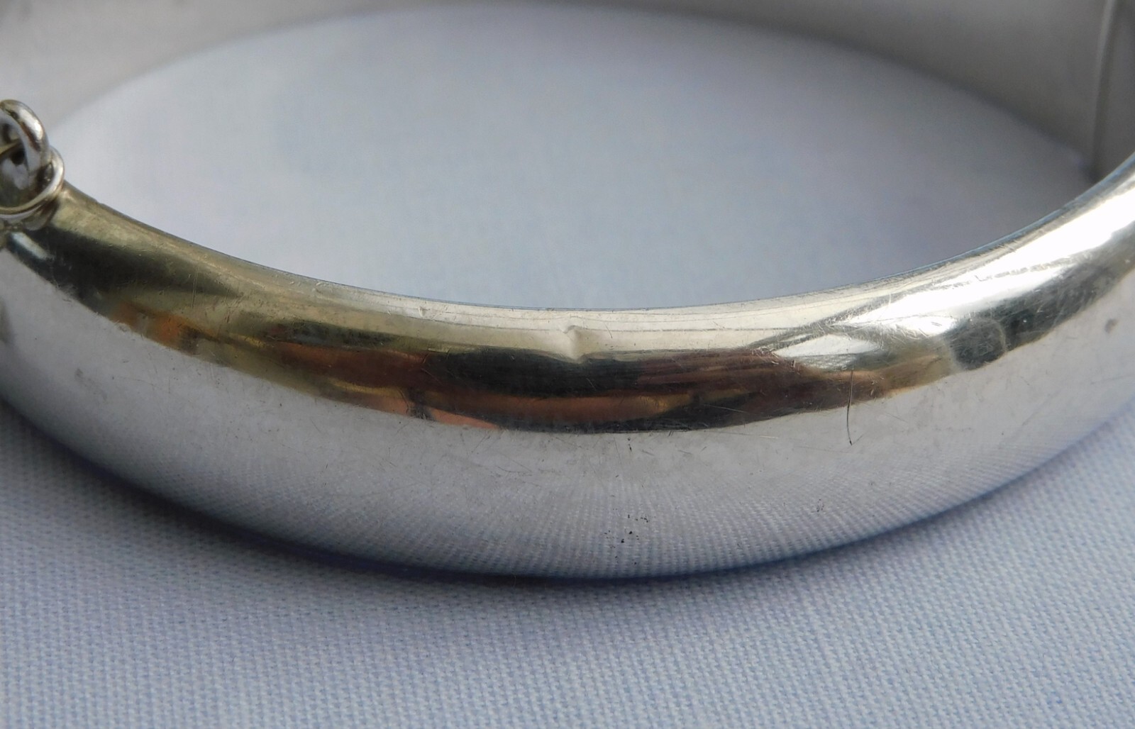 CPS BIRMINGHAM 1966 HALF ENGRAVED SOLID STERLING SILVER HINGED FLORAL BANGLE