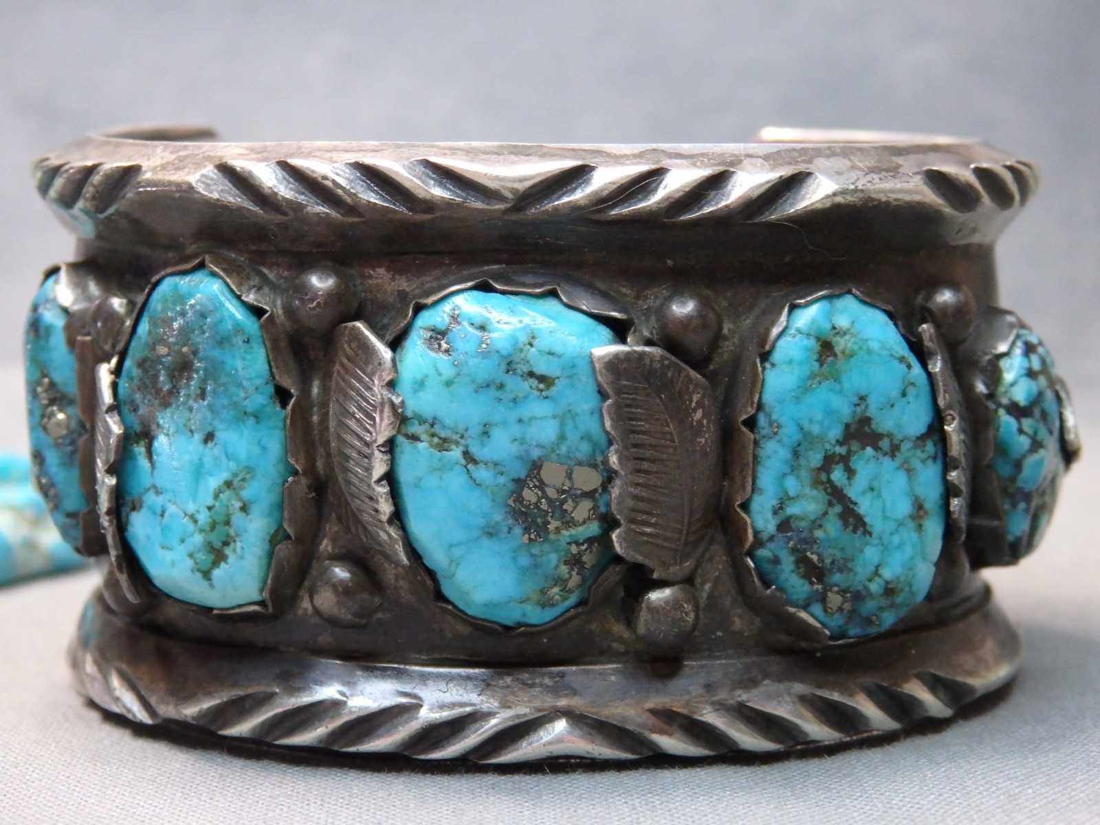 1960-70s ZUNI Natural MORENCI TURQUOISE Sterling Silver 108g CUFF Bracelet sgnd
