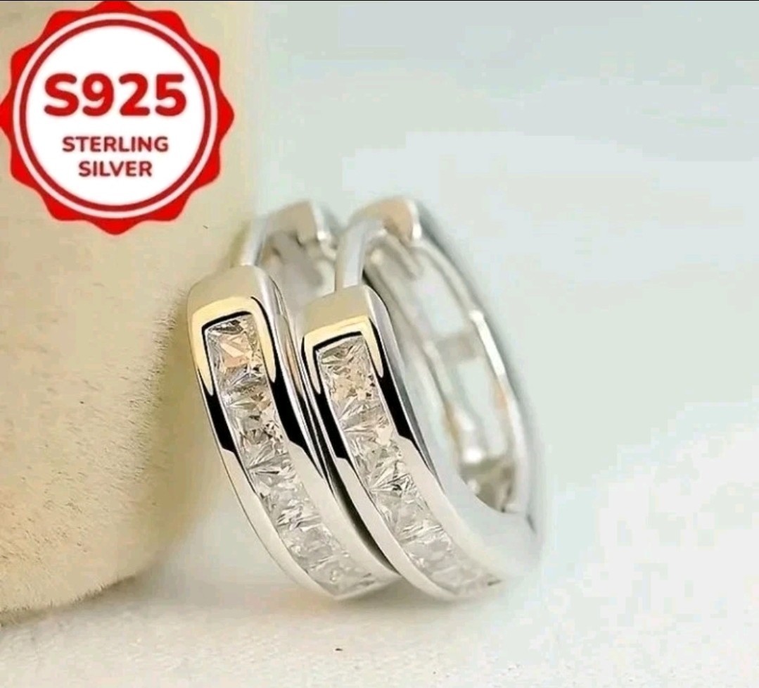Channel-Set Hoop Huggie Earrings 1.2cm Shines and Blings Classic Luxury