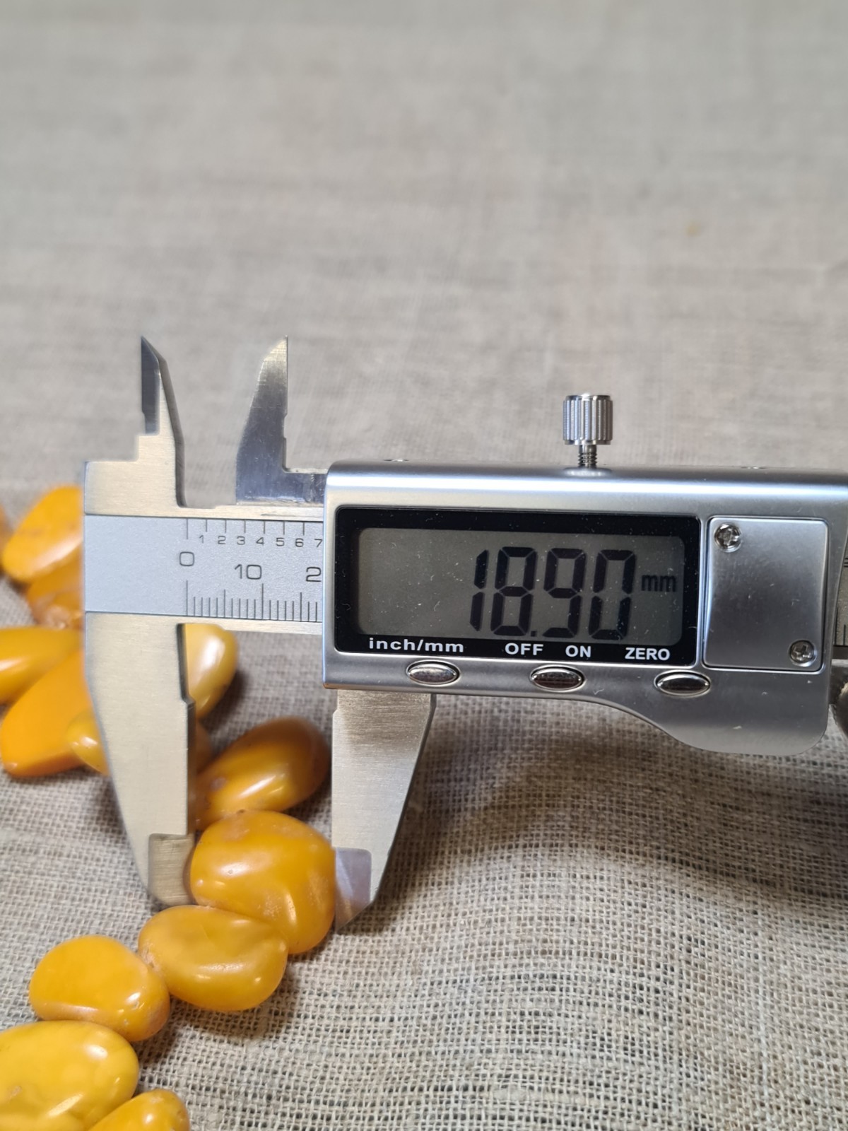 Amber old antique, egg yolk. Necklace, beads 60 grams . Women’s vintage jewelry.