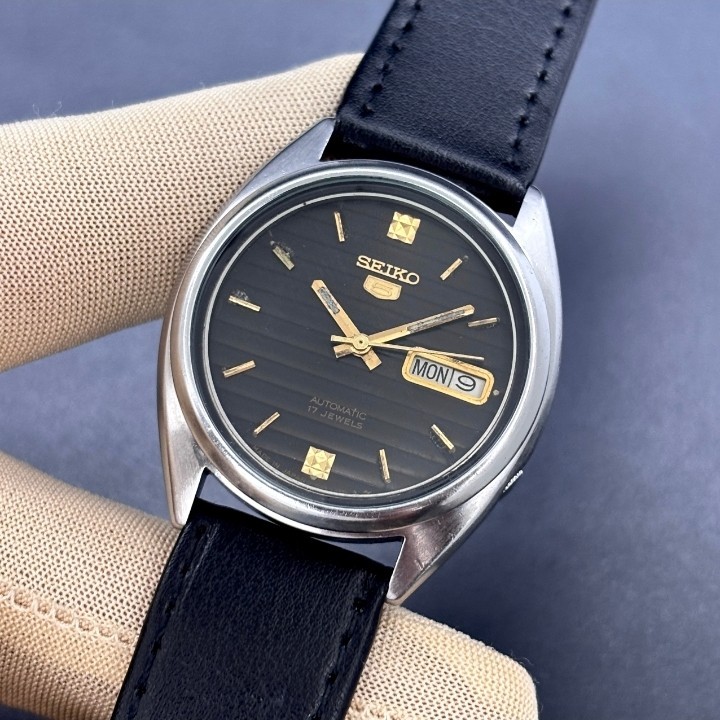 Vintage Seiko 5 Automatic Black Dial Original Japan Made Men’s Watch 7009-3041.