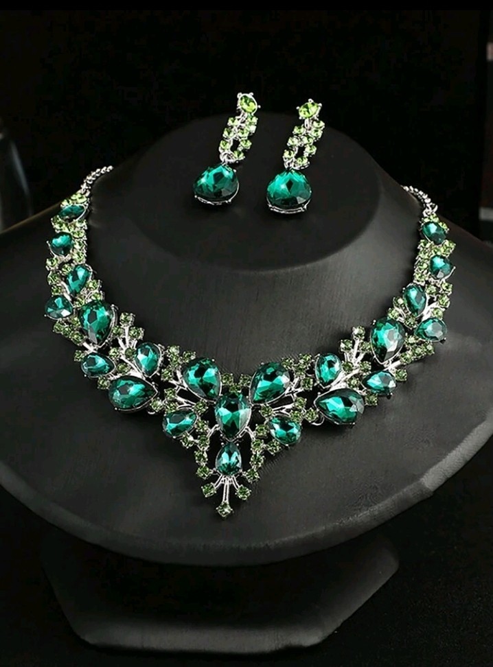 Silver-Plated Zinc Green CZ Cluster Necklace And Earrings Set