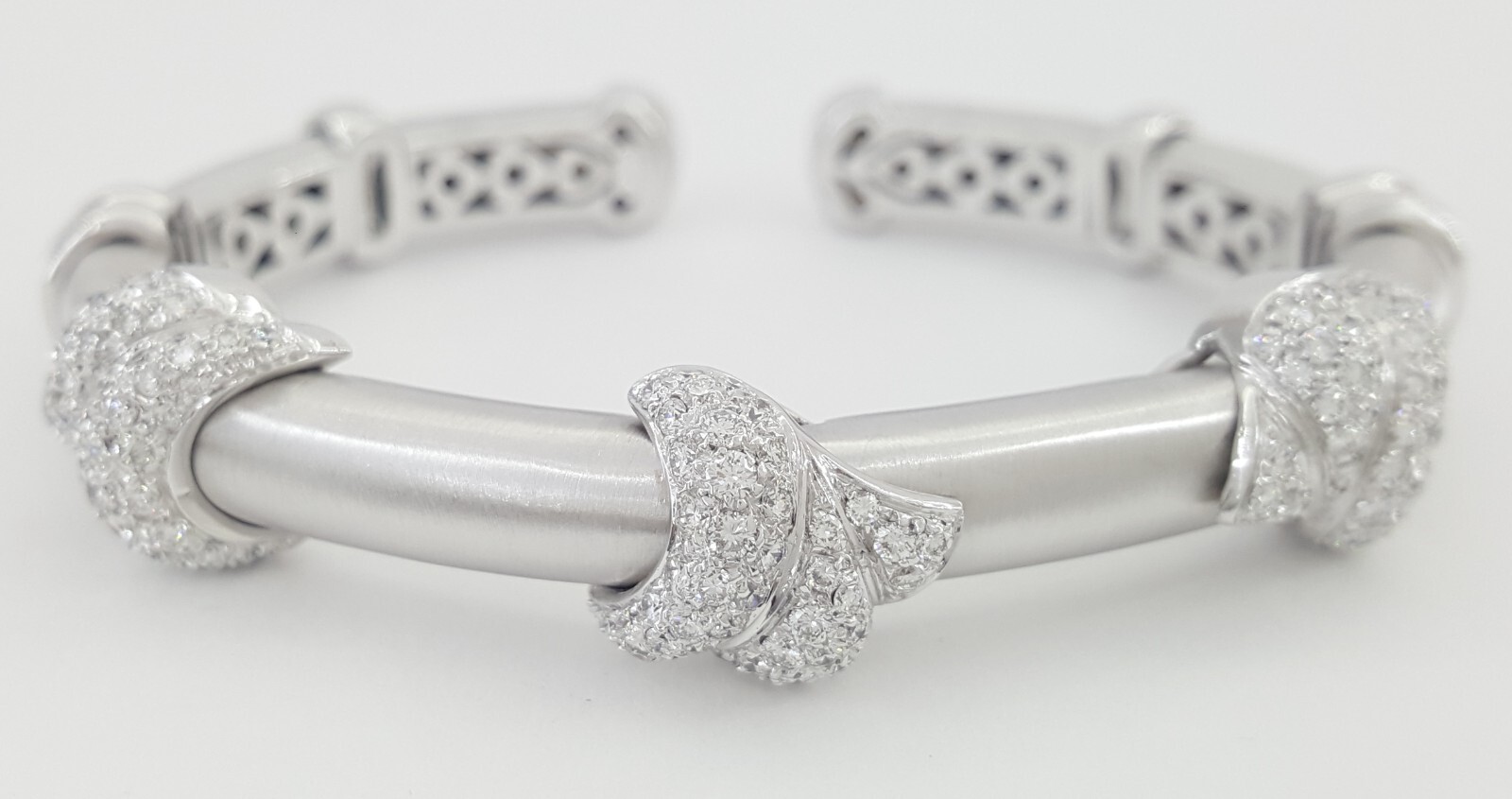 18K White Gold Pave Diamond Cuff Bangle Italy 2.2 ct 61.3 Grams 6.5″
