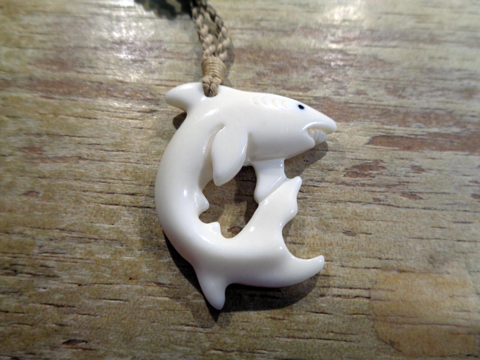 31MM CARVED WATER BUFFALO BONE HAWAIIAN MANO NIUHI SHARK PENDANT NECKLACE 28″