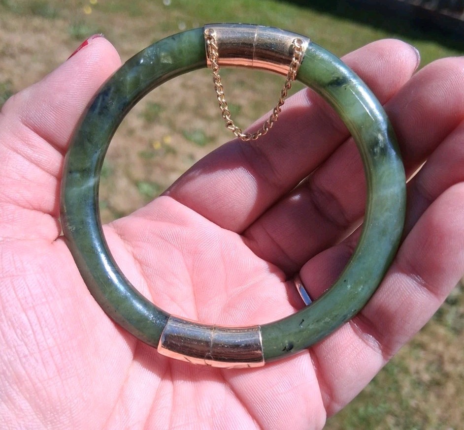 Vintage Green Nephrite Jade Hinged Gold Tone Bangle Bracelet Push Lock