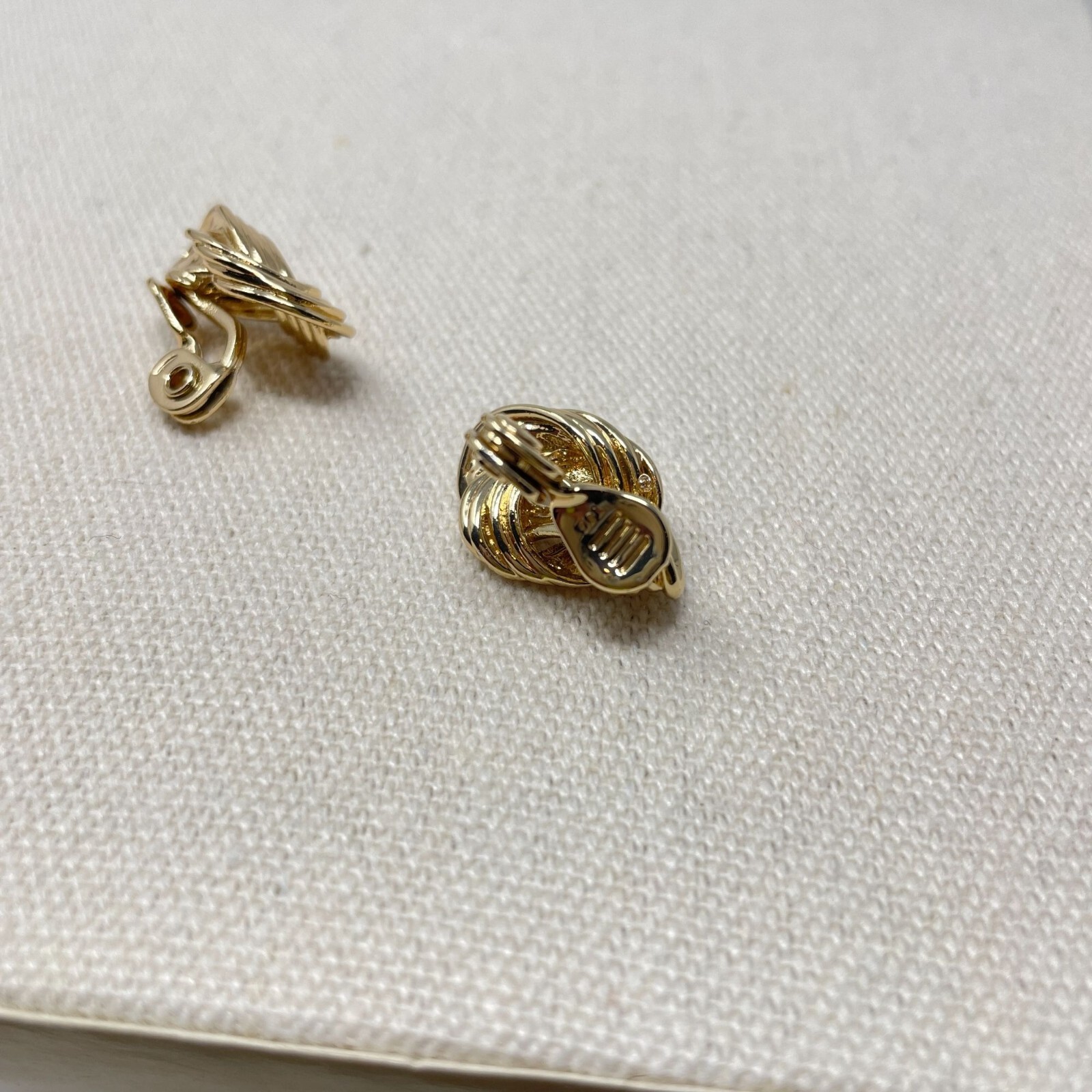 The Jewelry Group TJG Signed Gold Tone Knotted Clip On Statement Earrings Marked