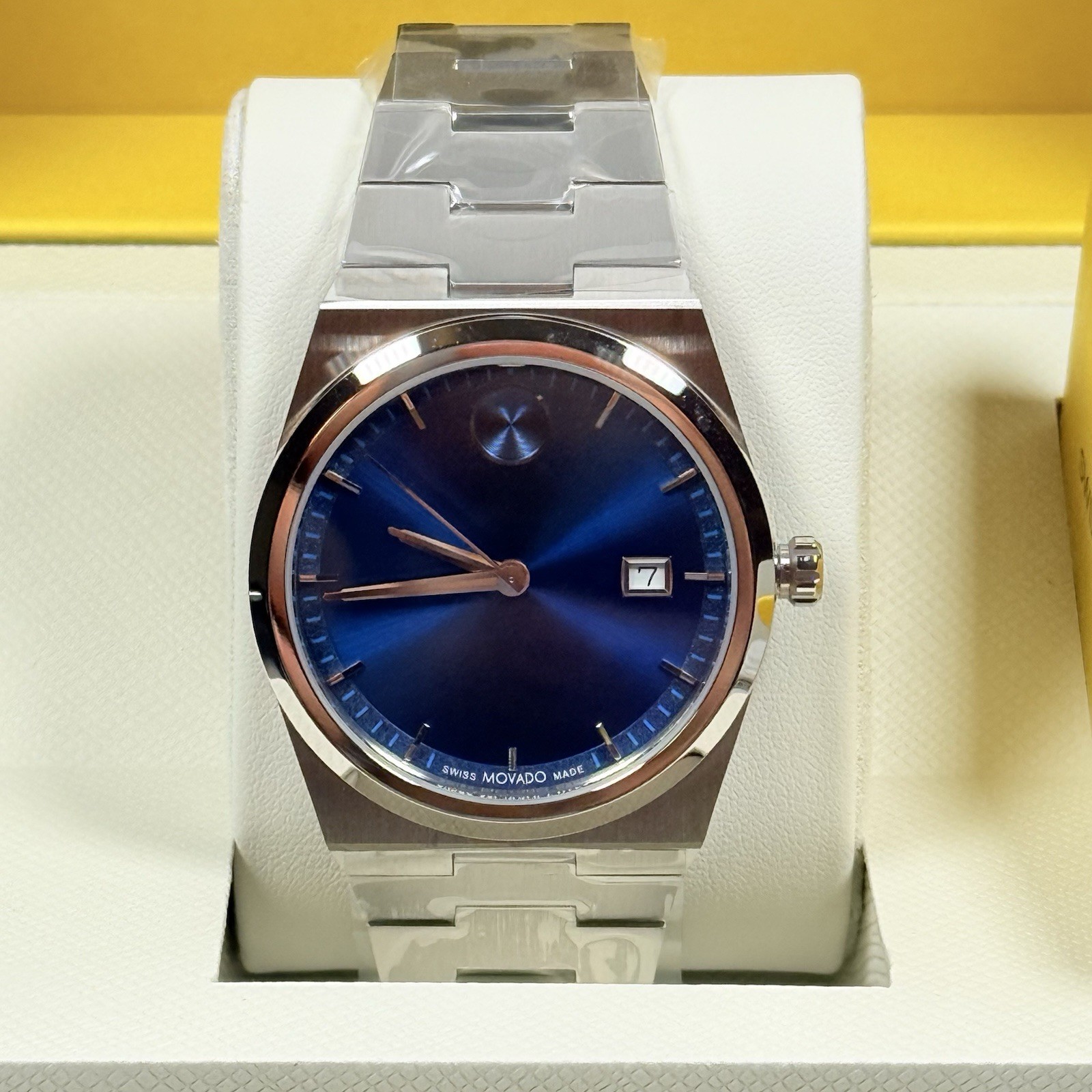 Movado Bold Quest 3601221 Blue Sunray Dial Stainless Steel 40mm Unisex Watch.