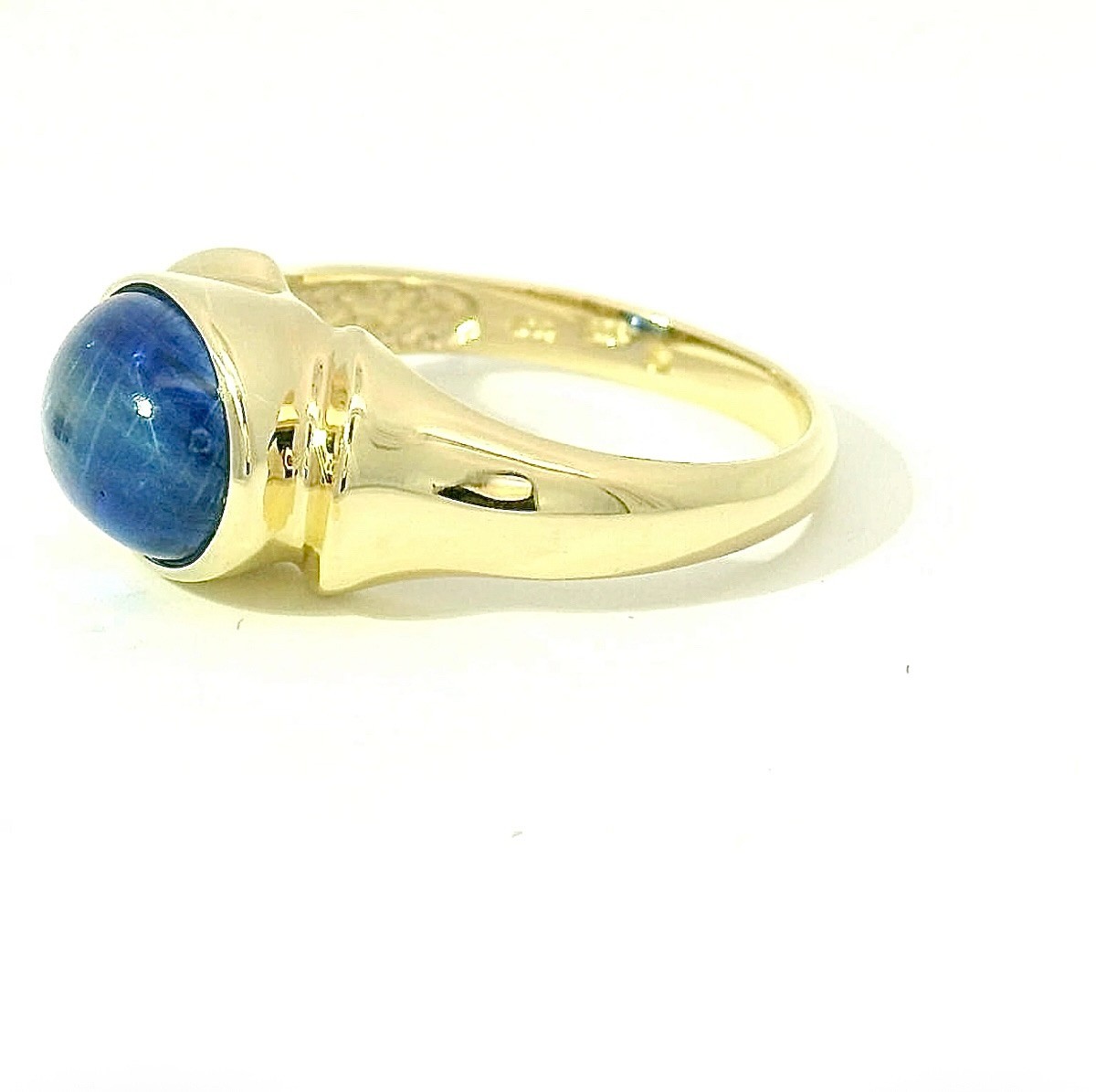 Timeless 9ct Yellow Gold Sapphire Cabochon Ring
