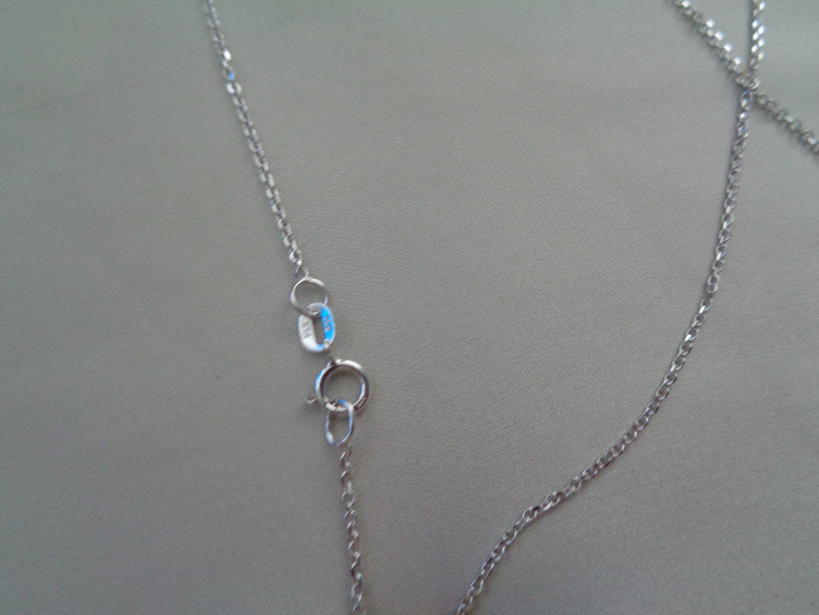 14KT WG DIAMOND PENDANT & 16″ WG CHAIN 8 DIAMONDS ON THE 1″ BAR