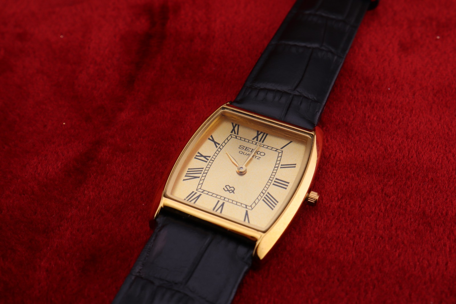 Vintage Men Seiko quartz Barrel-Tank Golden Dial ,Black leather Dress Watch
