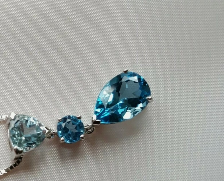FINE WOMENS BLUE TOPAZ 1OK WHITE GOLD 3 STONE PENDANT W/14K GOLD CHAIN. NECKLACE