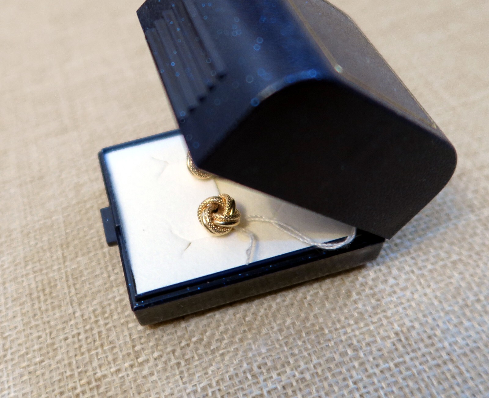 375 REAL GOLD *** Stud Earrings Knot Textured 9mm Dia
