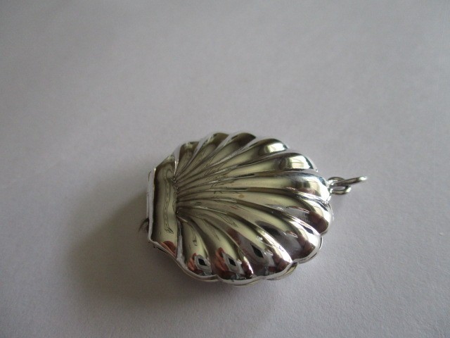 Gorgeous Sterling silver pill box/photo case shell style Pendant solid 925
