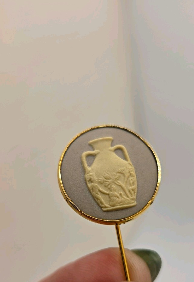Wedgewood England Stick Pin Goldtone Round Vase Carved Vintage