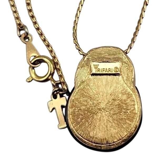 Vintage Crown Trifari Pacman Pendant Necklace Gold-tone & Black Acrylic 18″ Rare