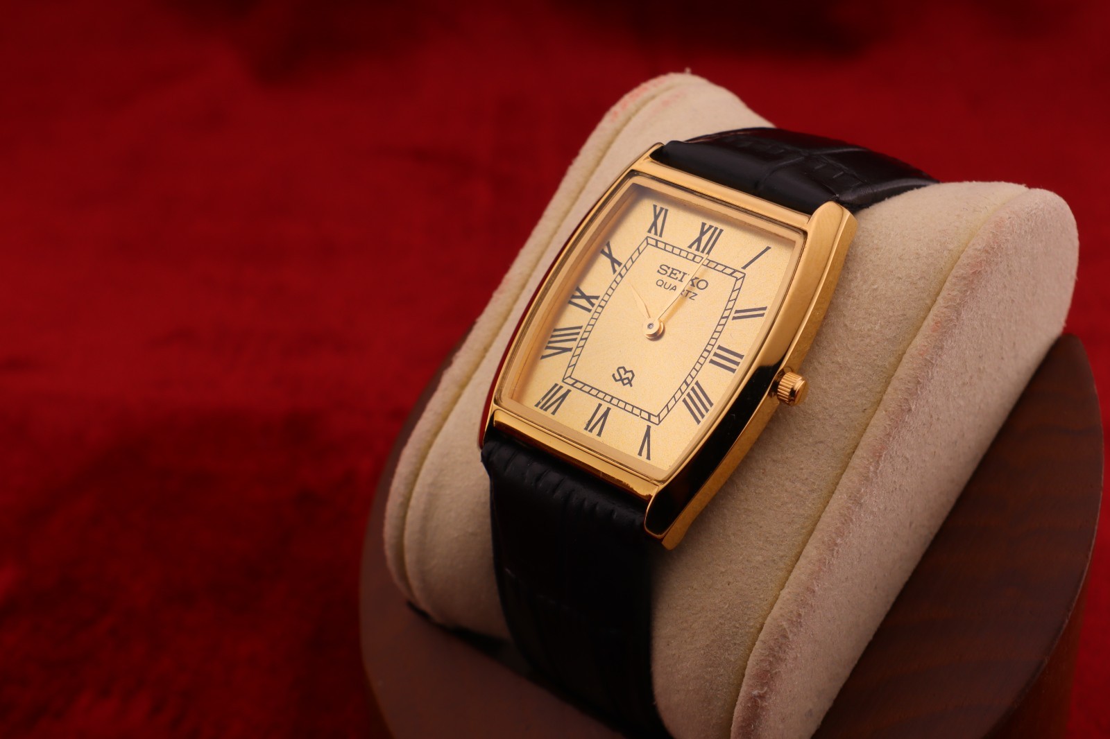 Vintage Men Seiko quartz Barrel-Tank Golden Dial ,Black leather Dress Watch