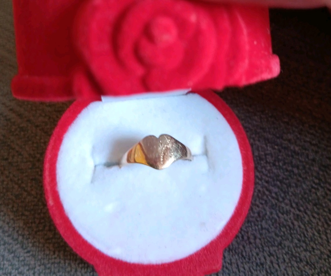 Yellow Gold Heart Shaped Signet Ring 9ct Hallmarked Size i