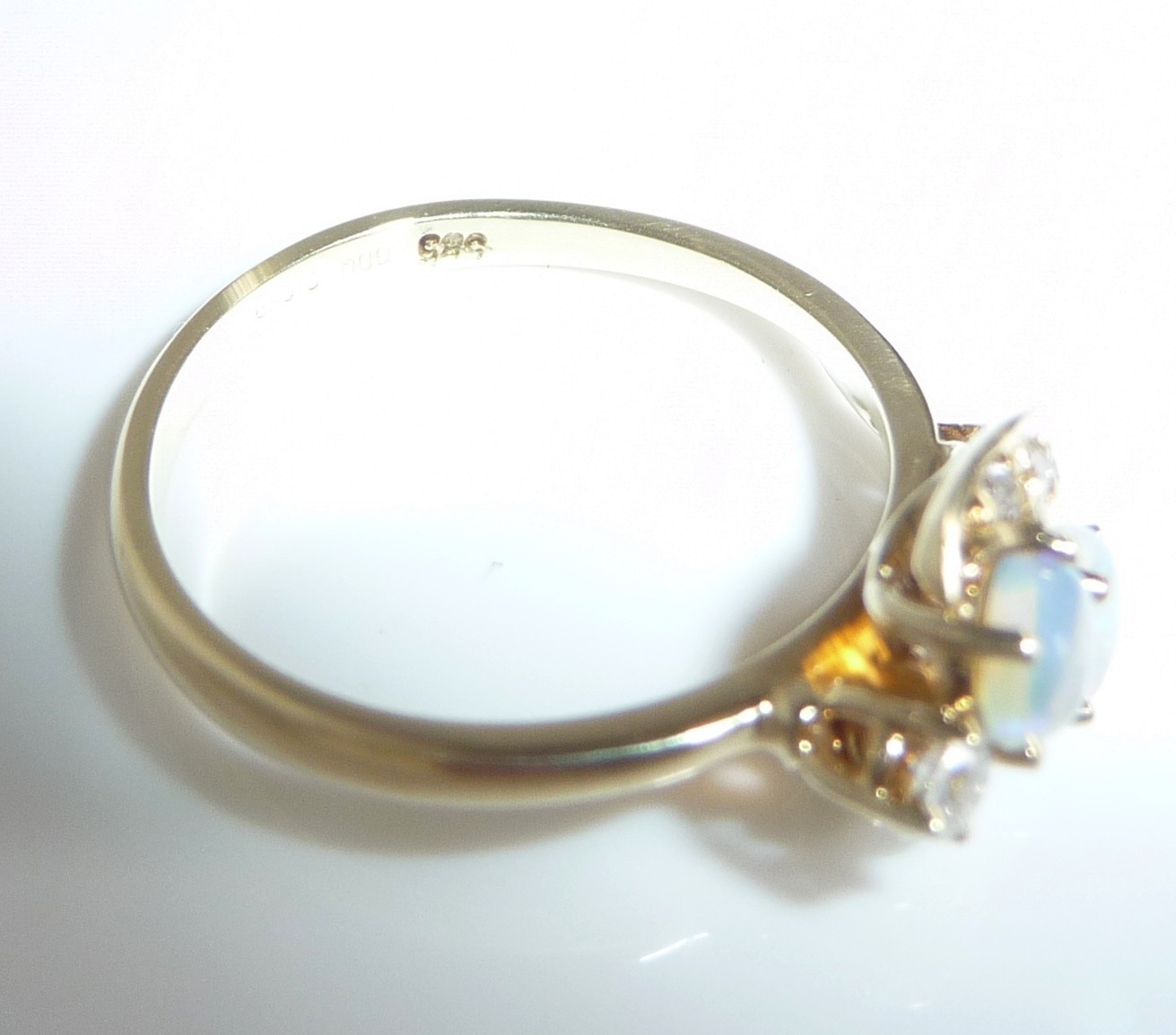 Ring 585 Gold 0.09ct Diamonds 0.40ct Australian Opal Size 53.5 Intense Colour