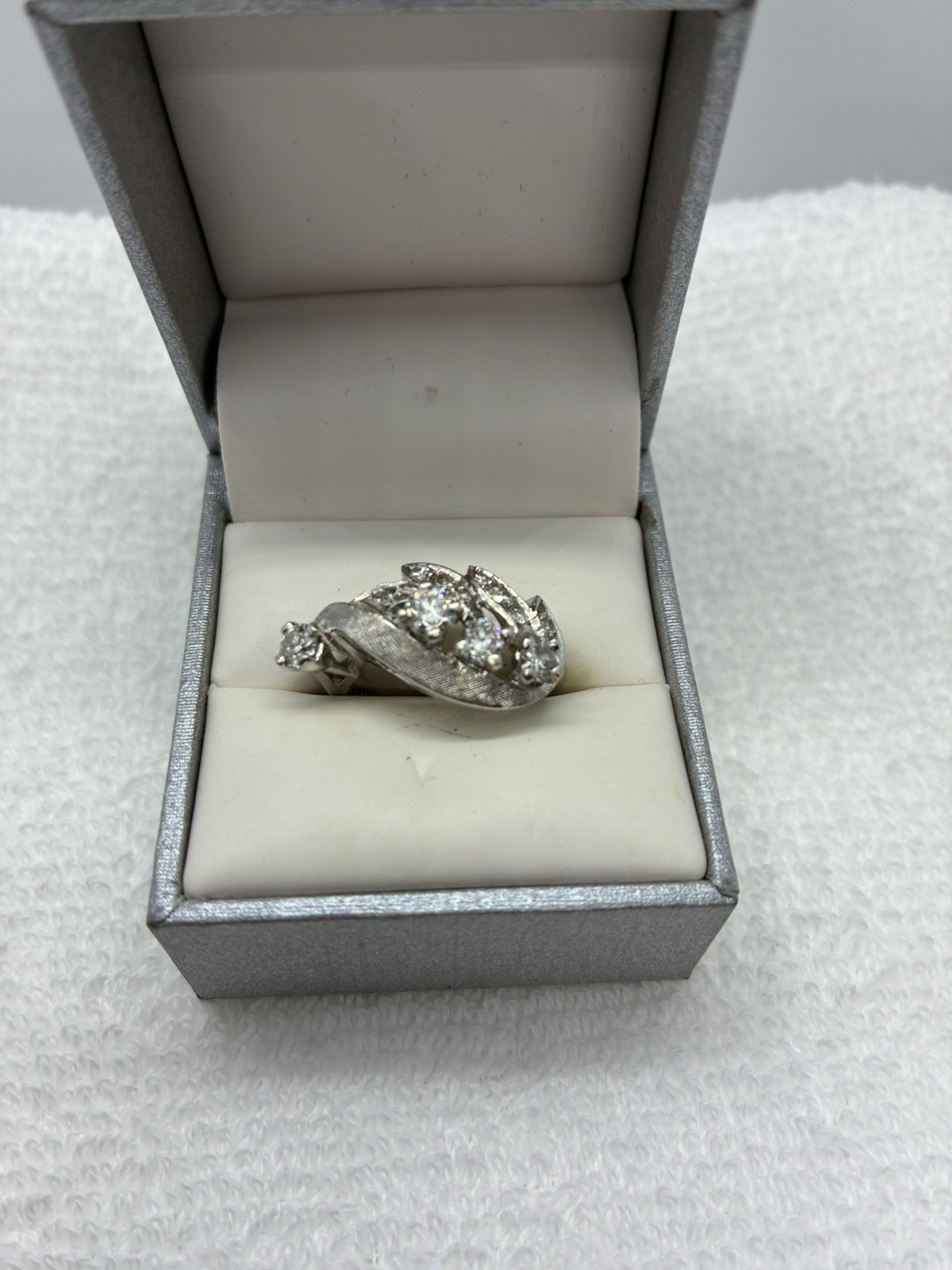LADIES 14K WHITE GOLD DIAMOND RIGHT HAND RING UNIQUE LEAF/FEATHER DESIGN