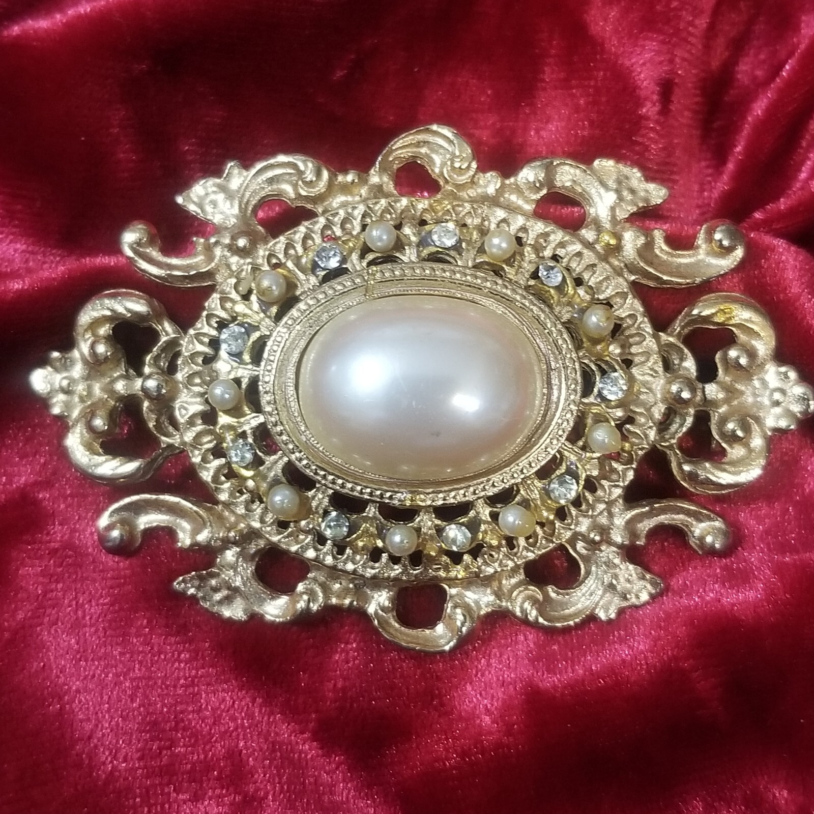 Richelieu 2 Brooch Pins 1 Large Oval & 1 Bar Pin Faux Pearls Gold Tone Vintage
