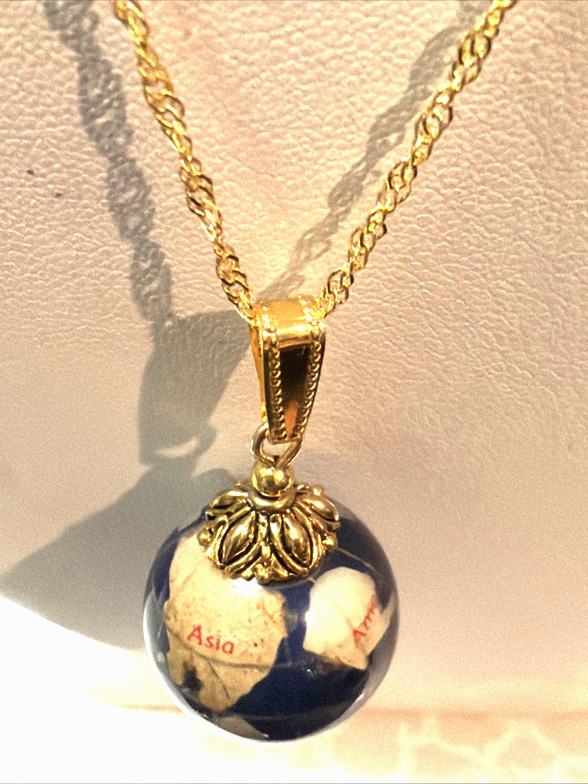 *NEW ITEM-LG. VTG. 20MM LAPIS GEMSTONE INTARSIA WORLD GLOBE NECKLACE. g