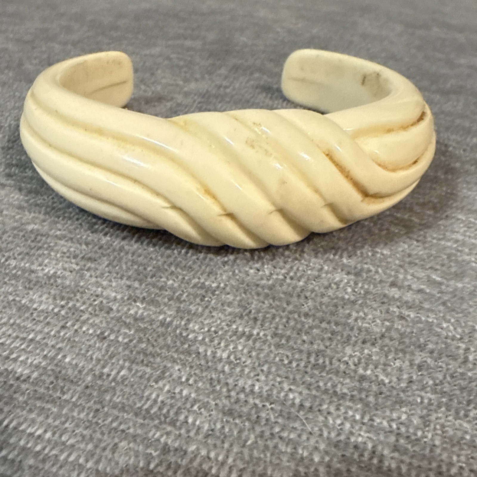 Vintage Plastic Celluloid Cream Color Bangle Cuff Bracelet 80’s Swirl Ribbed