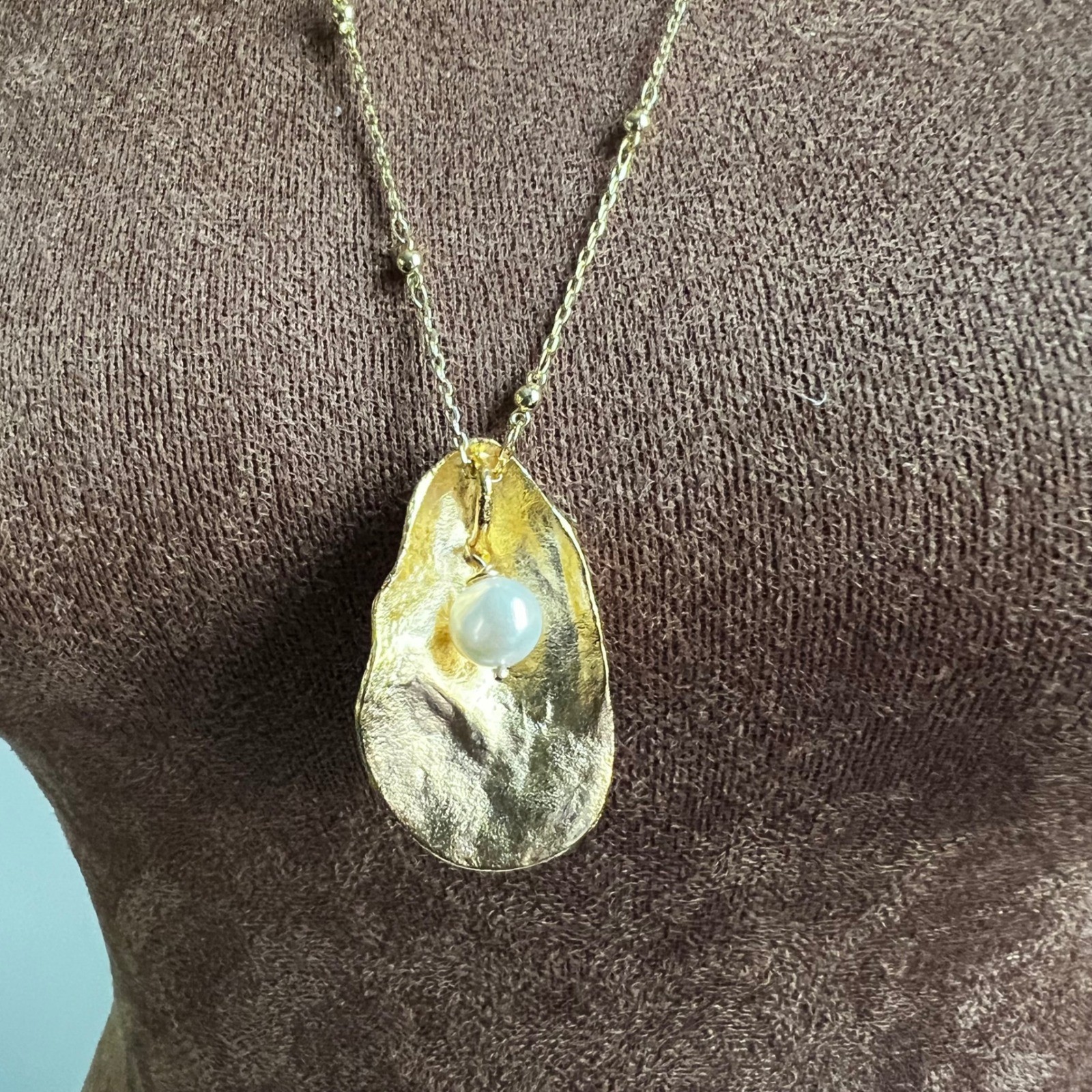 Gold Oyster Shell Pearl Pendant Long Chain Necklace 26 Inch Coastal Grandmother