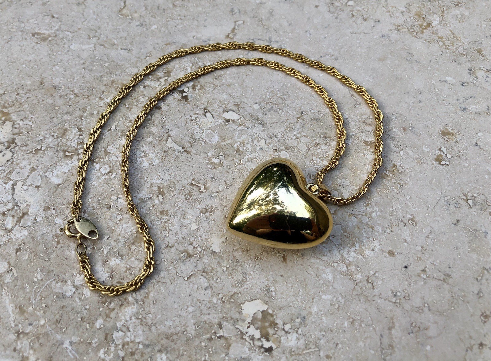 ✨💛VINTAGE Signed TRIFARI Gold Tone PUFFED HEART Pendant NECKLACE 17+” | Estate