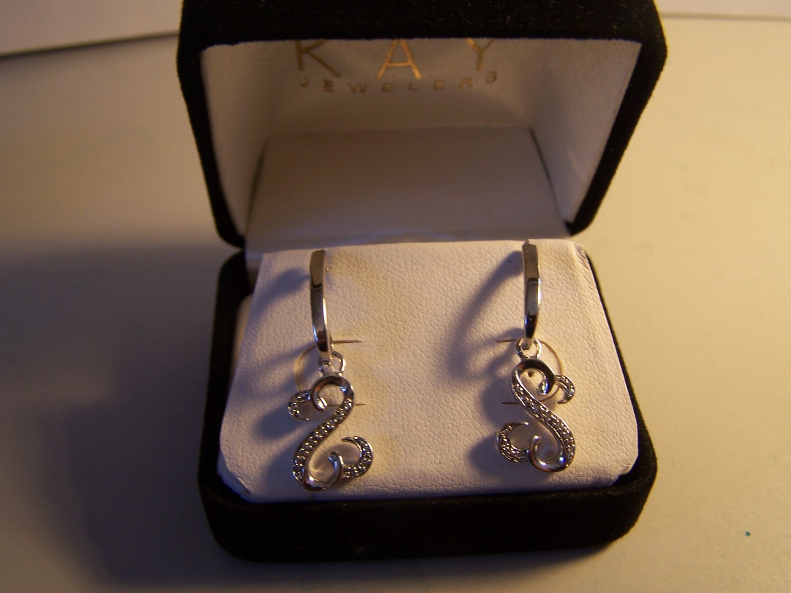 NEW KAY JEWELERS JANE SEYMOUR 18 DIAMOND STERLING OPEN HEARTS DANGLING EARRINGS